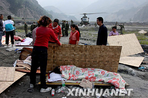 5月15日，汶川县映秀镇的受伤灾民在等待解放军直升机的救援