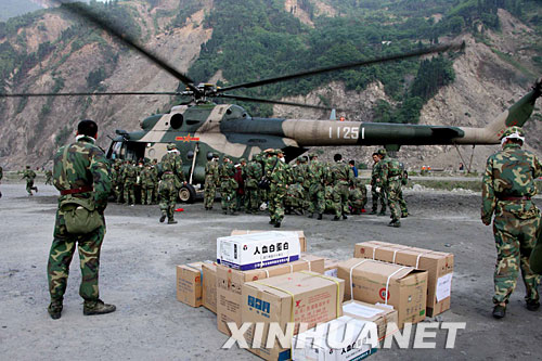 5月15日，直升机为灾区运送急需物资