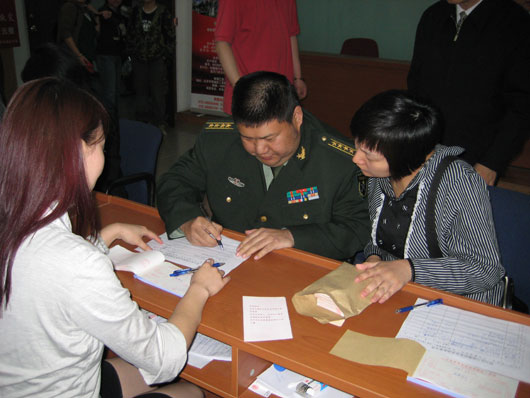 毛泽东孙子毛新宇、刘滨夫妇办理向地震灾区捐款登记手续。