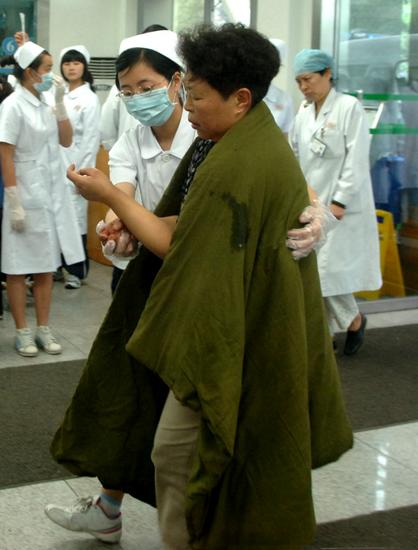 24岁女护士震中不断转移病人最终流产 24岁女护士震中不断转移病人最终流产
