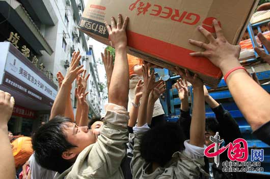 2008年5月14日下午，成都市红十字会向灾区提供的第一批物资正在装车，计划空投到地震灾区。