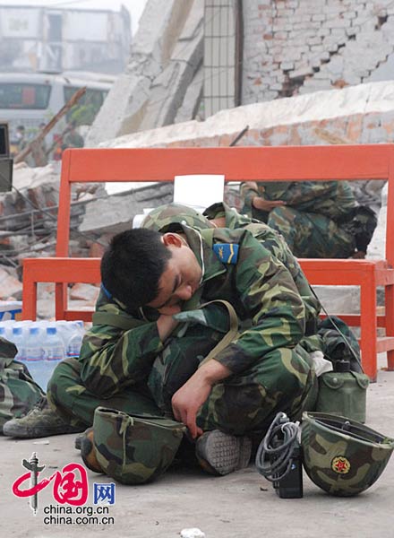 5月17日，什邡市蓥华县驻扎开封某空降兵部队指挥部，战士们在几个昼夜的艰苦战斗后进行短暂的休息。武越明/摄影