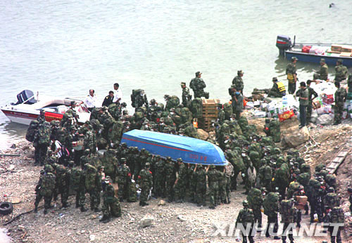 5月16日，武警官兵准备用冲锋舟将救灾物资运送到汶川县映秀镇