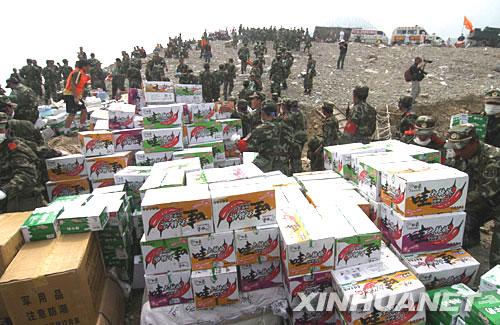 5月16日，部队官兵搬运救灾物资，向汶川县映秀镇运送