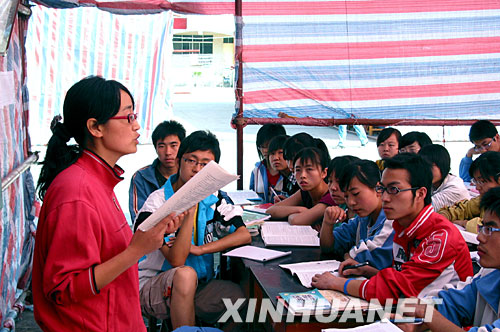 5月16日，陇南市一中的高三学生在帐篷中上课。
