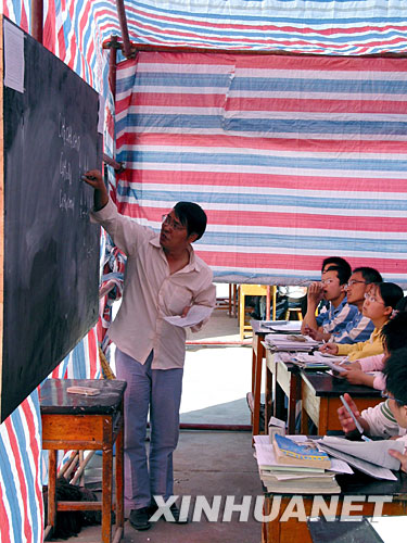 5月16日，陇南市一中教师在帐篷教室内授课。