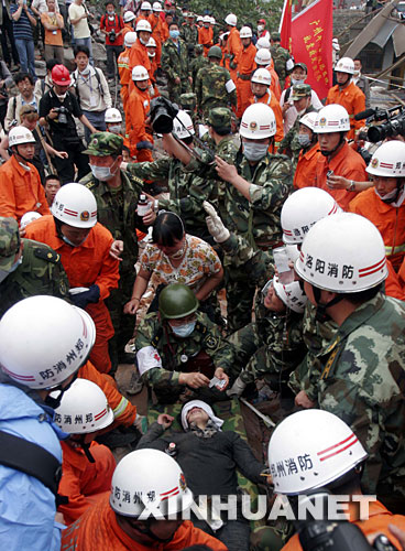 5月17日18時18分，救援人員從四川省什邡市鎣華鎮化工廠廢墟中搜救出31歲的女職工卞剛芬
