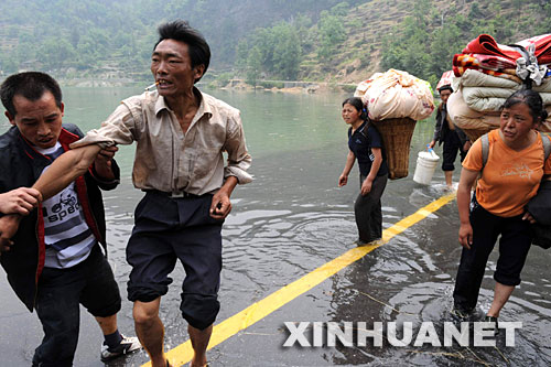 　5月17日，青川县前进乡大坪村居民在涉水紧急转移
