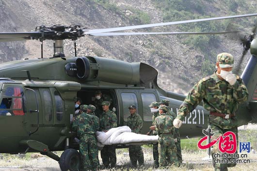 5月16日映秀镇被困的重症灾民通过直升飞机陆续转运。 朱建国/摄影