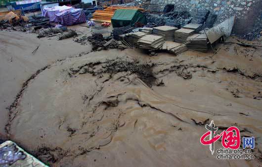 17日泥石流襲擊遭受地震災害的甘肅文縣縣城[組圖]