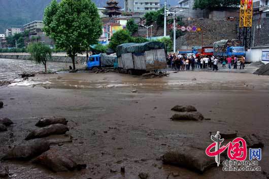 17日泥石流袭击遭受地震灾害的甘肃文县县城[组图]