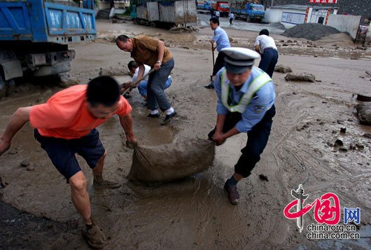 17日泥石流袭击遭受地震灾害的甘肃文县县城[组图]