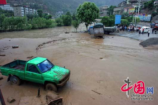 17日泥石流袭击遭受地震灾害的甘肃文县县城[组图]