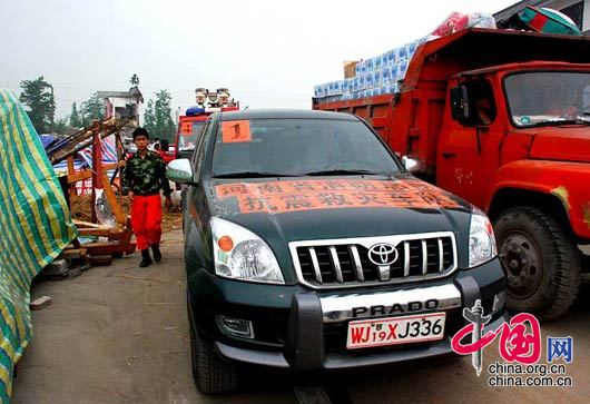 5月17日,在从成都前往绵竹九龙镇、汉旺镇的路上，来自河南消防队的救灾队。 杨恒/摄影