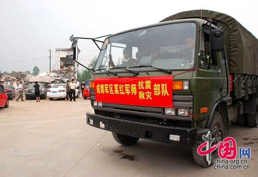 5月17日,在从成都前往绵竹九龙镇、汉旺镇的路上，成都军区的救灾部队。 杨恒/摄影