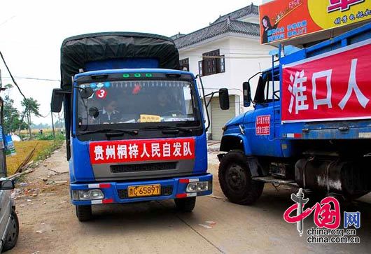 5月17日,在从成都前往绵竹九龙镇、汉旺镇的路上，来自贵州桐梓的自发救援队。 杨恒/摄影