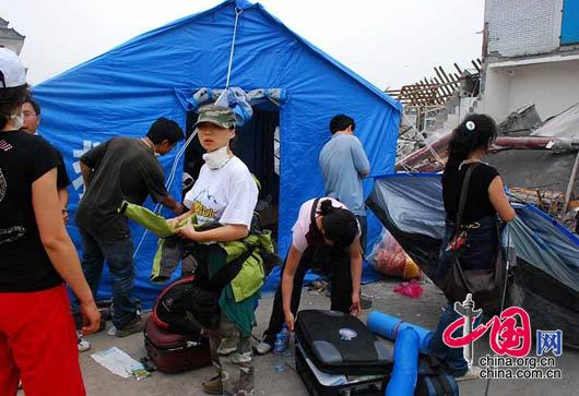 5月17日，绵竹市九龙镇，来自上海的医疗队，这些队员都是自费来支援灾区的。 杨恒/摄影
