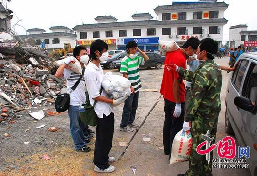 5月17日，来自成都等地的志愿者自愿组织起来，给交通不方便的地方送粮食。 杨恒/摄影