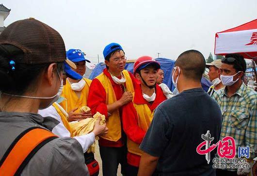 5月17日，绵竹市九龙镇，来自贵阳的医疗队，这些队员都是自费来支援灾区的。 杨恒/摄影