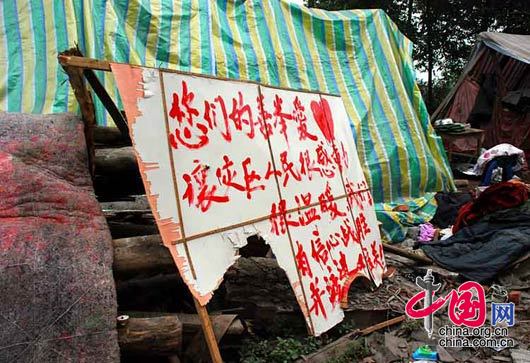 5月17日，绵竹市九龙镇，灾区的人民写给援助者的感谢标语。 杨恒/摄影