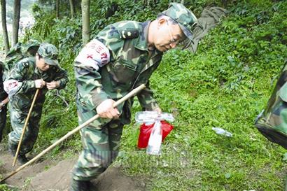 六旬将军八小时背几十公斤药品徒步救援(图)