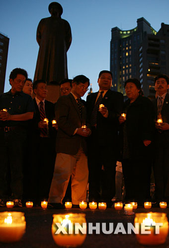 5月13日，美国纽约华人社团联合总会等侨团组织华侨华人在纽约唐人街举行烛光守夜活动，悼念中国汶川地震的死难同胞，并现场为灾区募捐。 新华社记者侯俊摄 