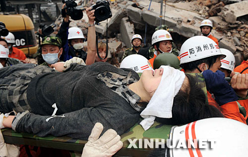 5月17日18时18分，救援人员从四川省什邡市蓥华镇化工厂废墟中搜救出31岁的女职工卞刚芬