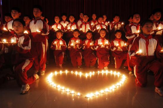 图文：孩子们手捧蜡烛祝福灾区的孩子