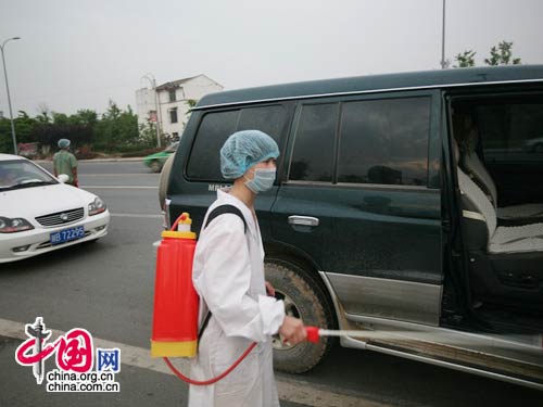  5月18日，四川江油市，从灾区回来的车辆和人进行消毒（中国网　胡迪摄） 