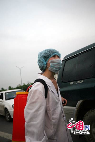  5月18日，四川江油市，從災區回來的車輛和人進行消毒（中國網　胡迪攝） 