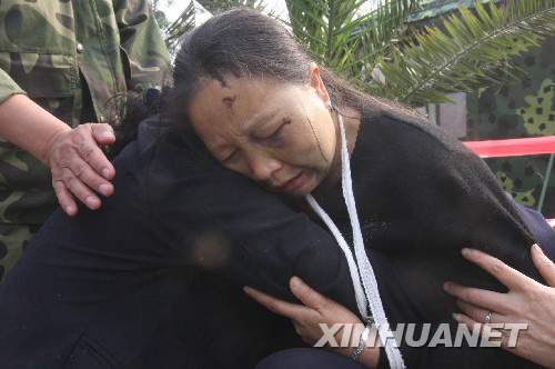 5月16日，在綿陽市九洲體育館災民安置點，兩名逃過劫難、災後重逢的親人擁抱在一起。