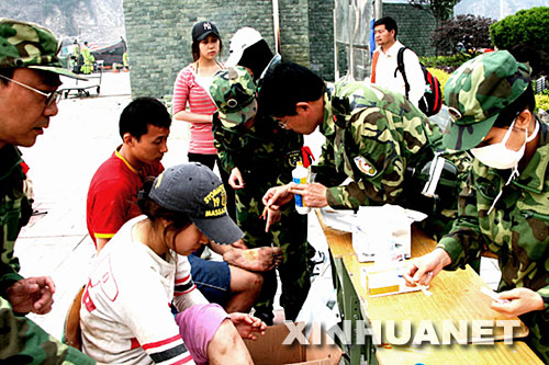 5月17日，韩国留学生在四川省汶川县映秀镇接受治疗