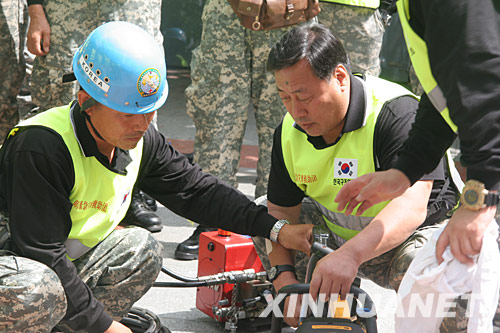 5月18日上午，韩国志愿者在成都做出发前的准备。