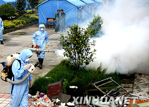 四川省汶川县映秀镇全面开展消毒防疫工作，防止灾后疫情发生。