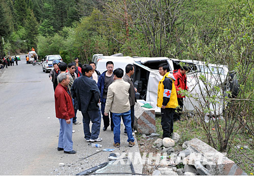 甘孜赴阿坝抗震救灾医疗队途中发生翻车事故