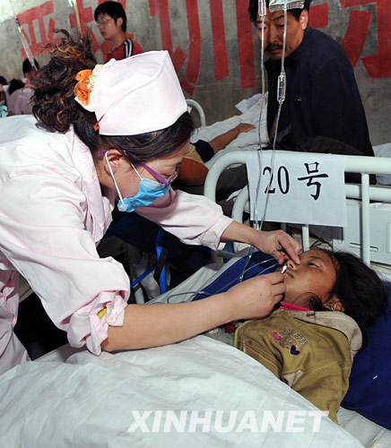5月16日，医务人员在救护受伤者