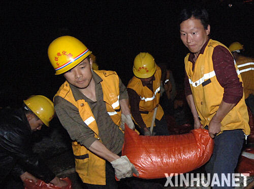 5月18日凌晨，家住四川简阳秀阳村的农民工杨修平（前左）和他的伙伴在抢险。