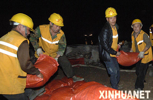  5月18日凌晨，家住四川简阳秀阳村的农民工杨修平（右一）和他的伙伴在抢险。