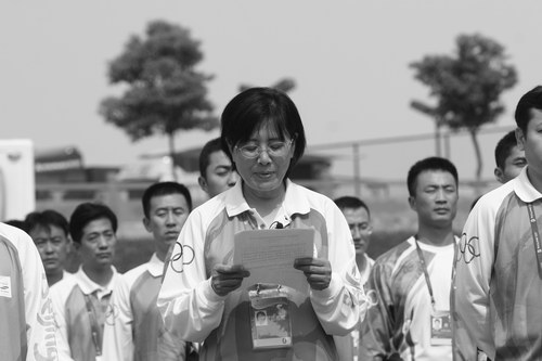 火炬接力中心张明主持默哀仪式