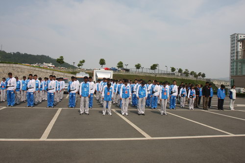 北京奥运火炬接力运行团队为地震遇难同胞默哀