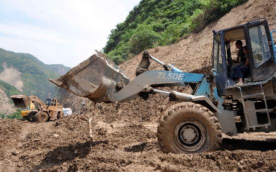 施工人员在林家坝抢修公路 施工人员在林家坝抢修公路
