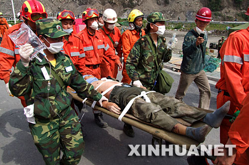 5月18日，救援人员抬着被埋145.5小时的幸存者沈培云，紧急送往医院急救。