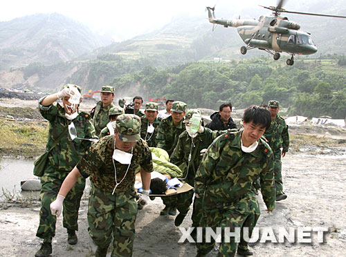 5月18日，解放军战士抬着被埋145.5小时的幸存者沈培云，紧急送往医院急救。