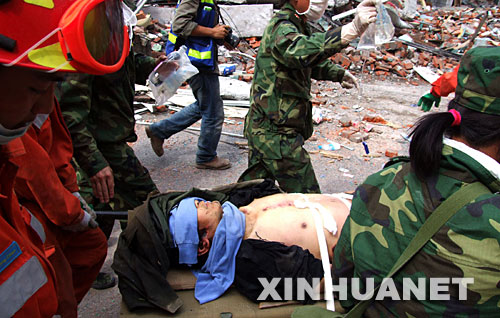 5月18日，救援人员抬着被埋145.5小时的幸存者沈培云，紧急送往医院急救。