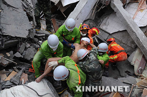 图为搜救队员将蒋雨航从映秀镇都汶公路收费站宿舍的废墟中成功救出。