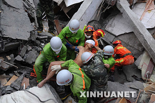 圖為搜救隊(duì)員將蔣雨航從映秀鎮(zhèn)都汶公路收費(fèi)站宿舍的廢墟中成功救出。