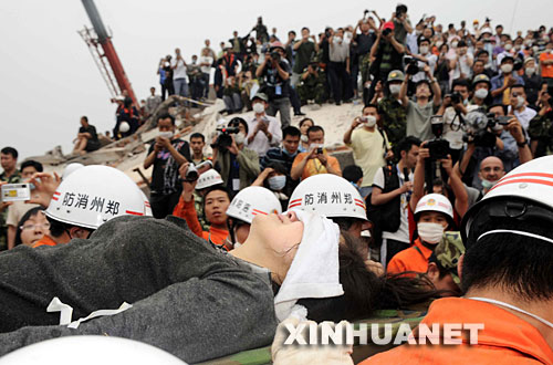 5月17日18时18分，救援人员从四川省什邡市蓥华镇化工厂废墟中搜救出31岁的女职工卞刚芬（音），她意识清醒，对周围的人们说着“感谢”。
