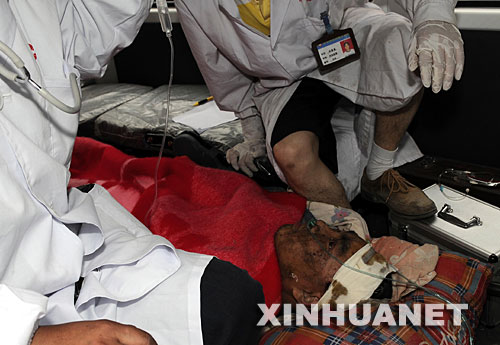 5月17日，四川省什邡市红白镇一名被埋长达123小时的幸存者周志获救后正被送往医院抢救。