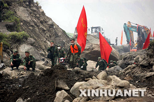 5月17日，道路被泥石流阻斷，“鐵軍”戰(zhàn)士心急如焚。