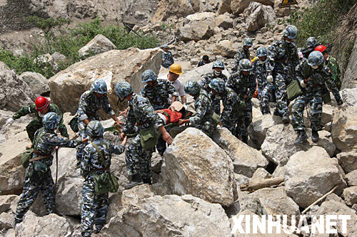 5月18日，海軍陸戰隊戰士在轉移受災群眾。